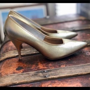 VINTAGE Town & Country Gold Pumps EXCELLENT